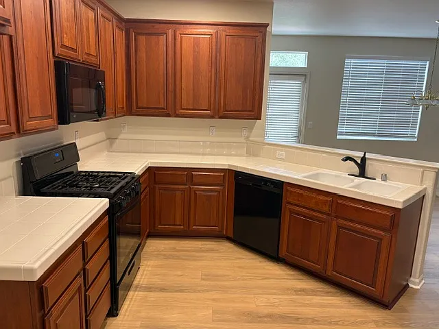 3 bed, 2105 sqft, $2,995 — Photo 2