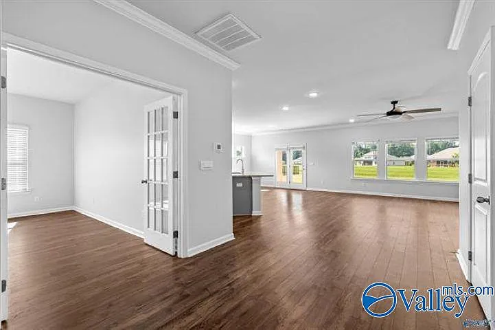 4 bed, 2.0 bath, 2508 sqft, $2,495 — Photo 2