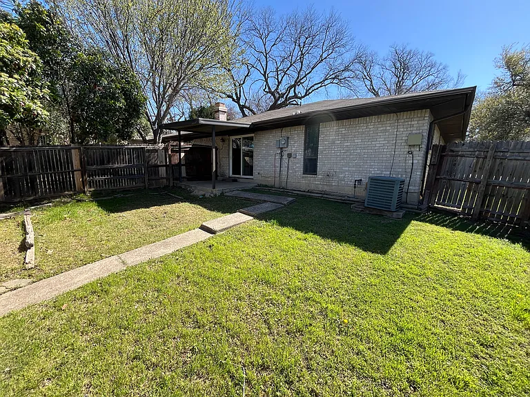 1506 Parkside Dr — Photo 2