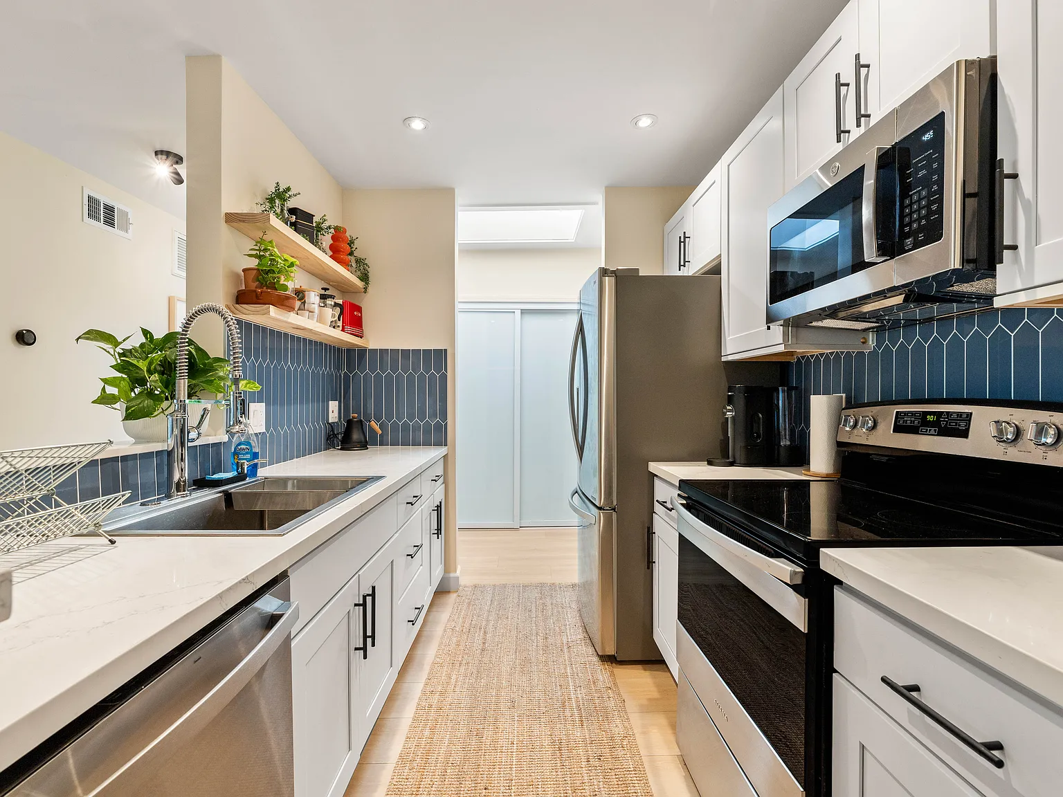 8535 W West Knoll Dr — Photo 3