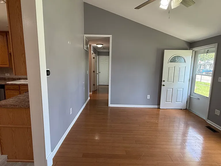 406 Belmont Dr — Photo 3