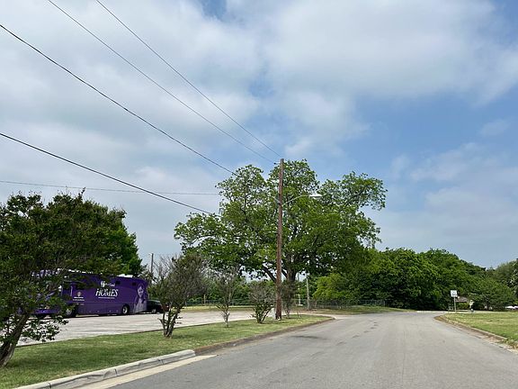 4th image of 2466 Matland Dr