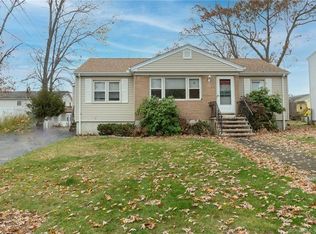 7 Lighthouse Point Ter, New Haven, CT 06512