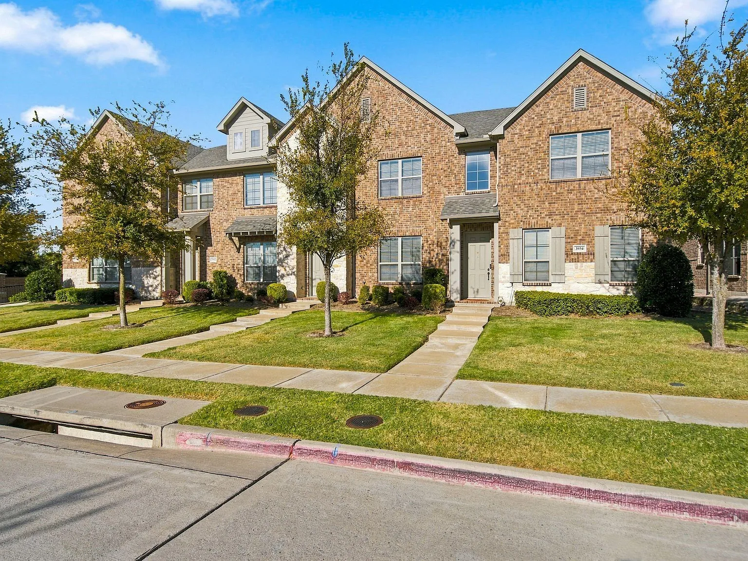 3 bed, 2.5 bath, 1695 sqft, $2,600 — Photo 3