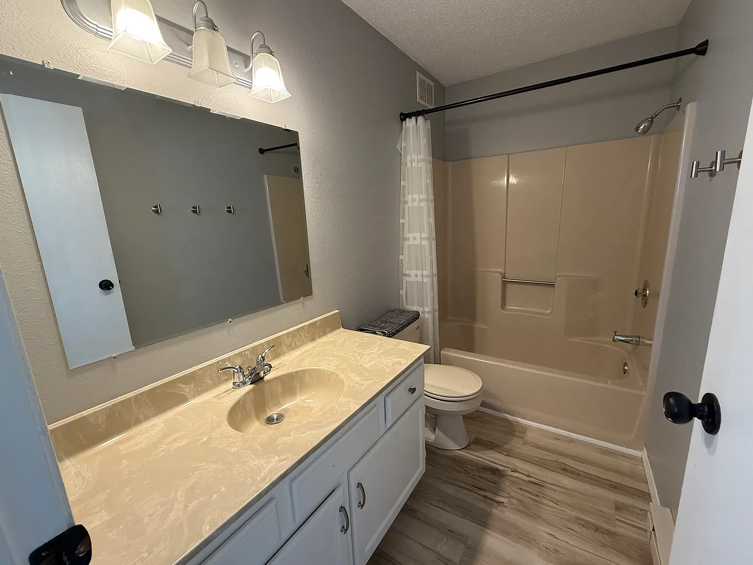 4 bed, 1824 sqft, $2,400 — Photo 3