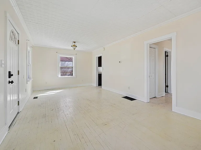 Living room/entry