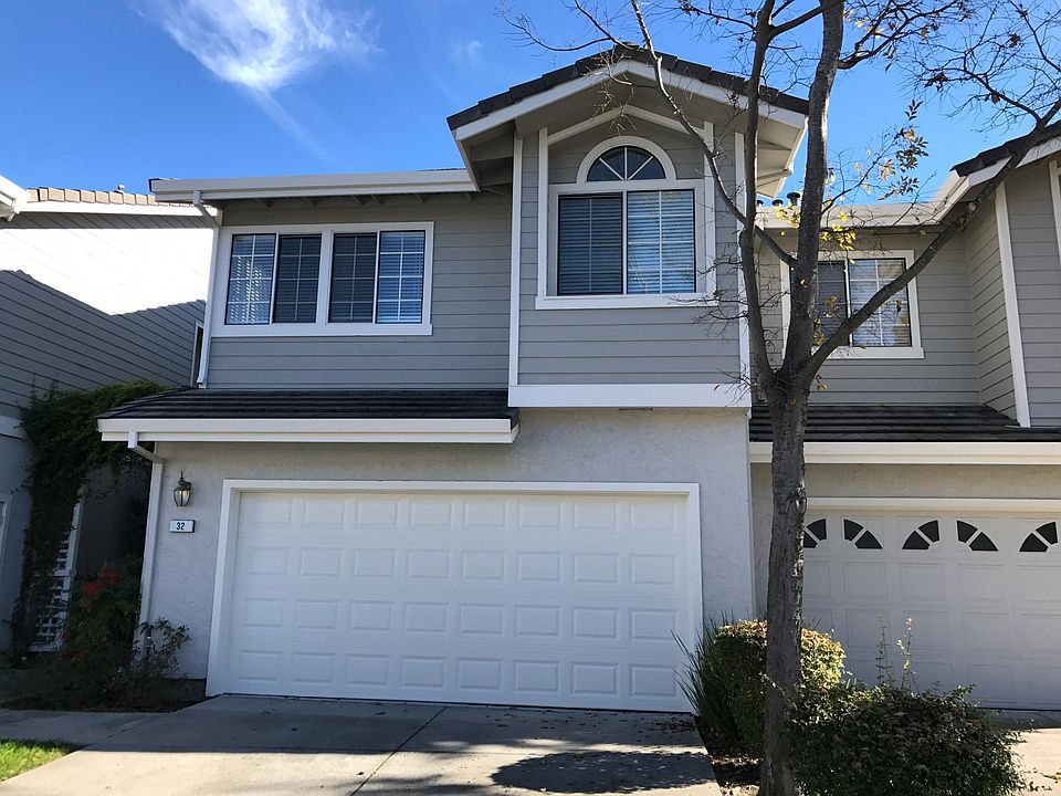 1st image of 32 Copperfield Ln