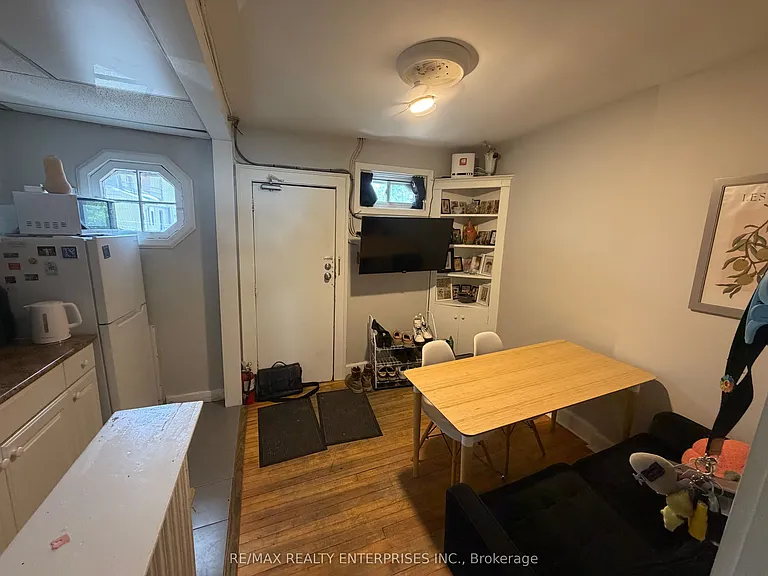 156 James St S #5 — Photo 11