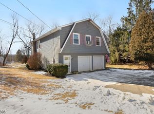 56 Mackenzie Rd, Hampton, NJ 08827