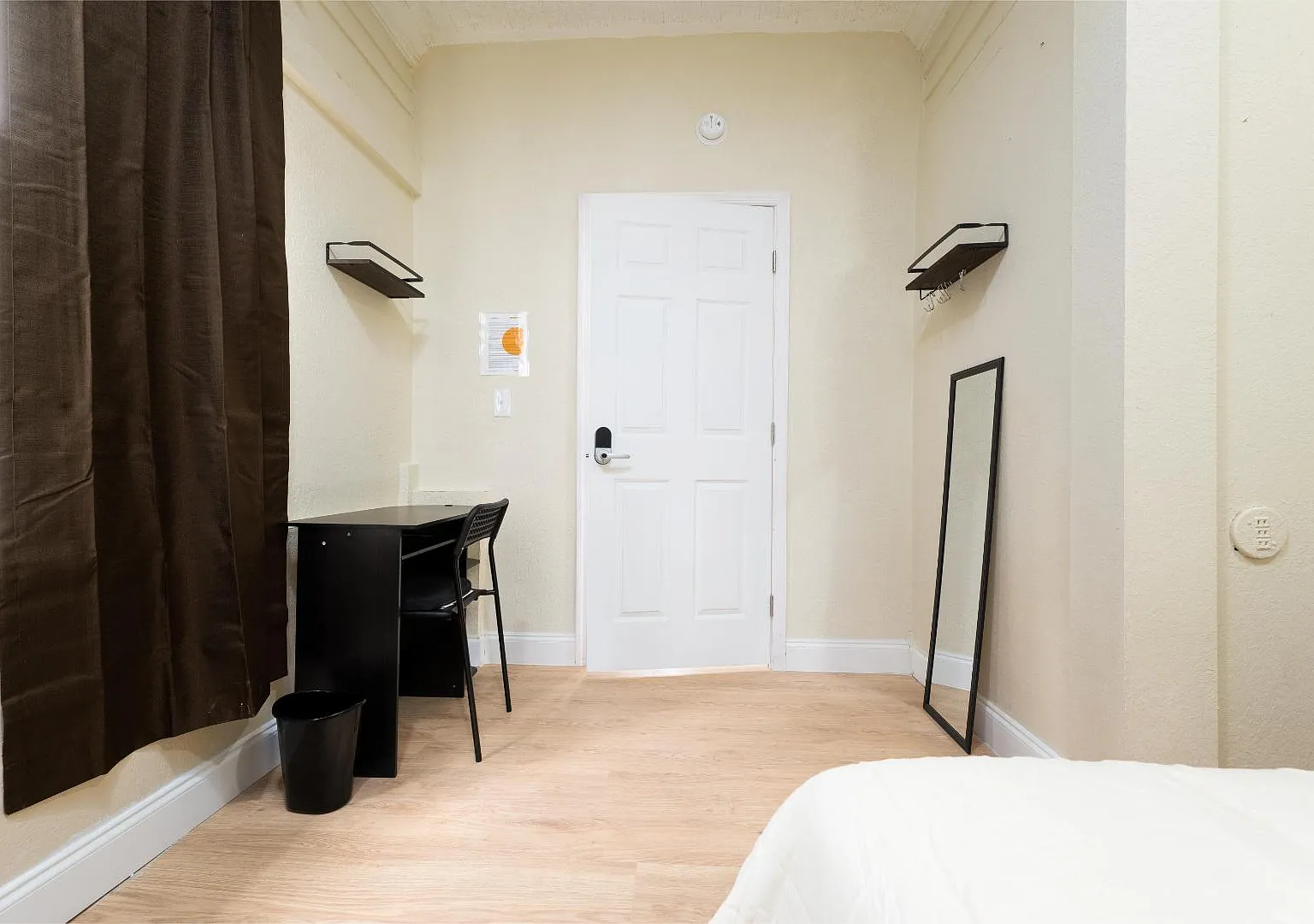 105 W 36th St - Room 1 — Photo 3