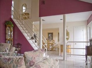 2 Guild Ct, Plainview, NY 11803