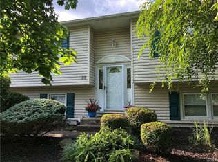 33 Strathmore Dr, New City, NY 10956