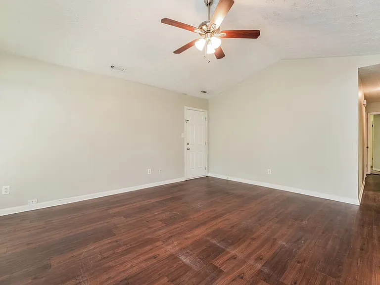 465 Rosehill Dr — Photo 3