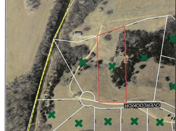 2012 Overlook Dr, Salina, KS 67401