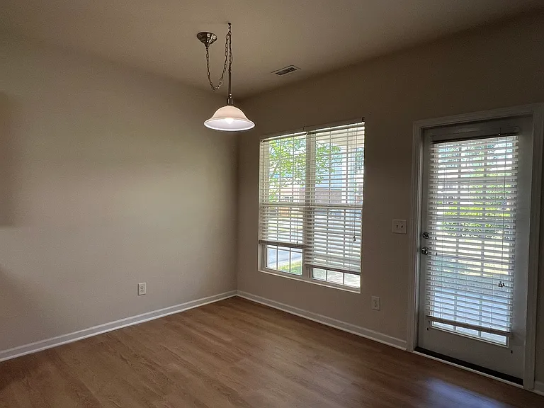 416 Charleville Ct — Photo 11
