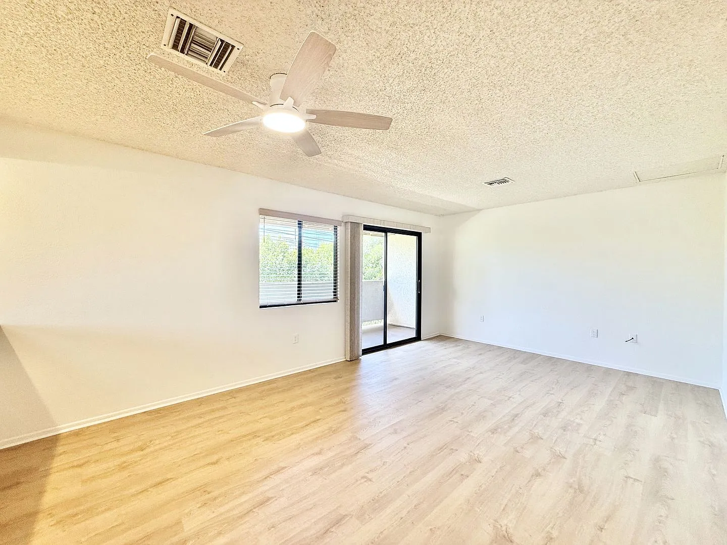 Available Now! 3 Bedroom 2 Bathroom Upper Level Apartment In Palm Desert!! — Photo 4