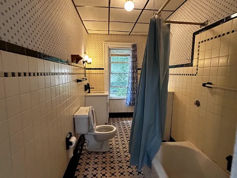 1638 Sanderson Ave — Photo 35