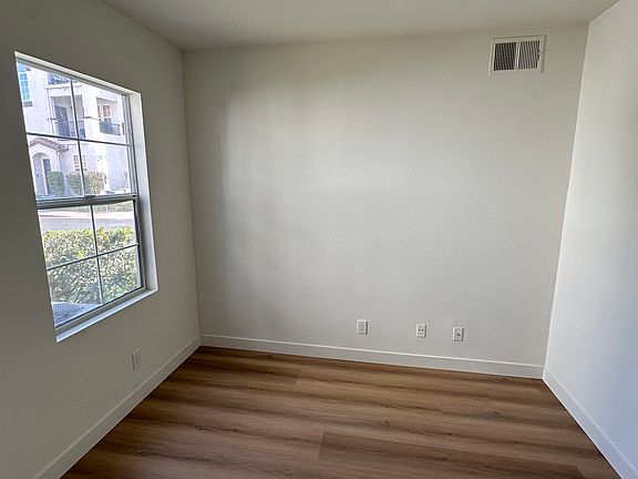 First floor Bonus Room - Perfect Office or Guest/Flex Space
