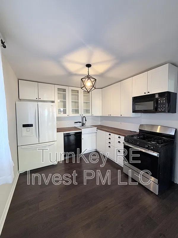 3 bed, 1.0 bath, 1284 sqft, $2,200 — Photo 2