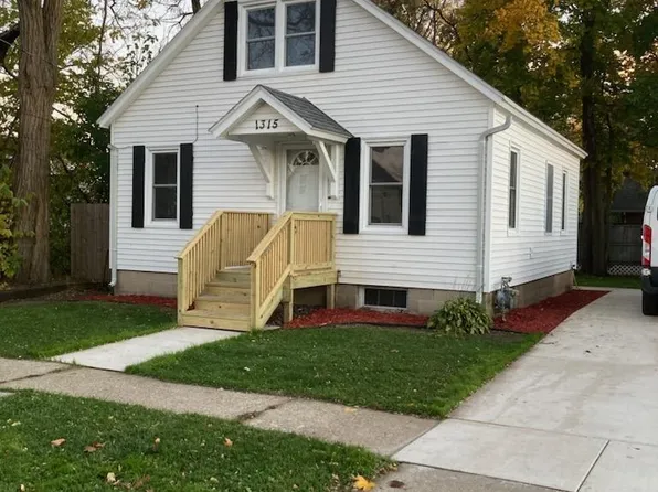1315 Elizabeth St, Janesville, WI 53548