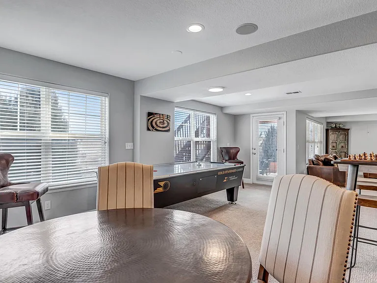10168 Nottingham Dr — Photo 35