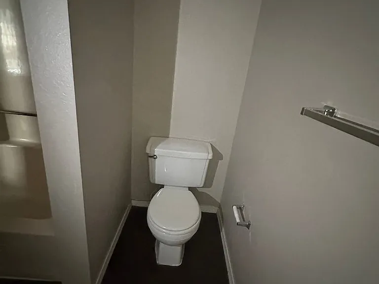 400 Johnson Dr — Photo 6