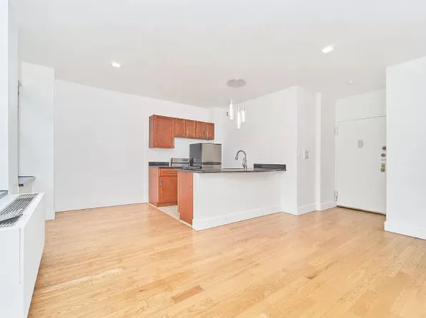 213 East 37th Street 8F image 3 of 15