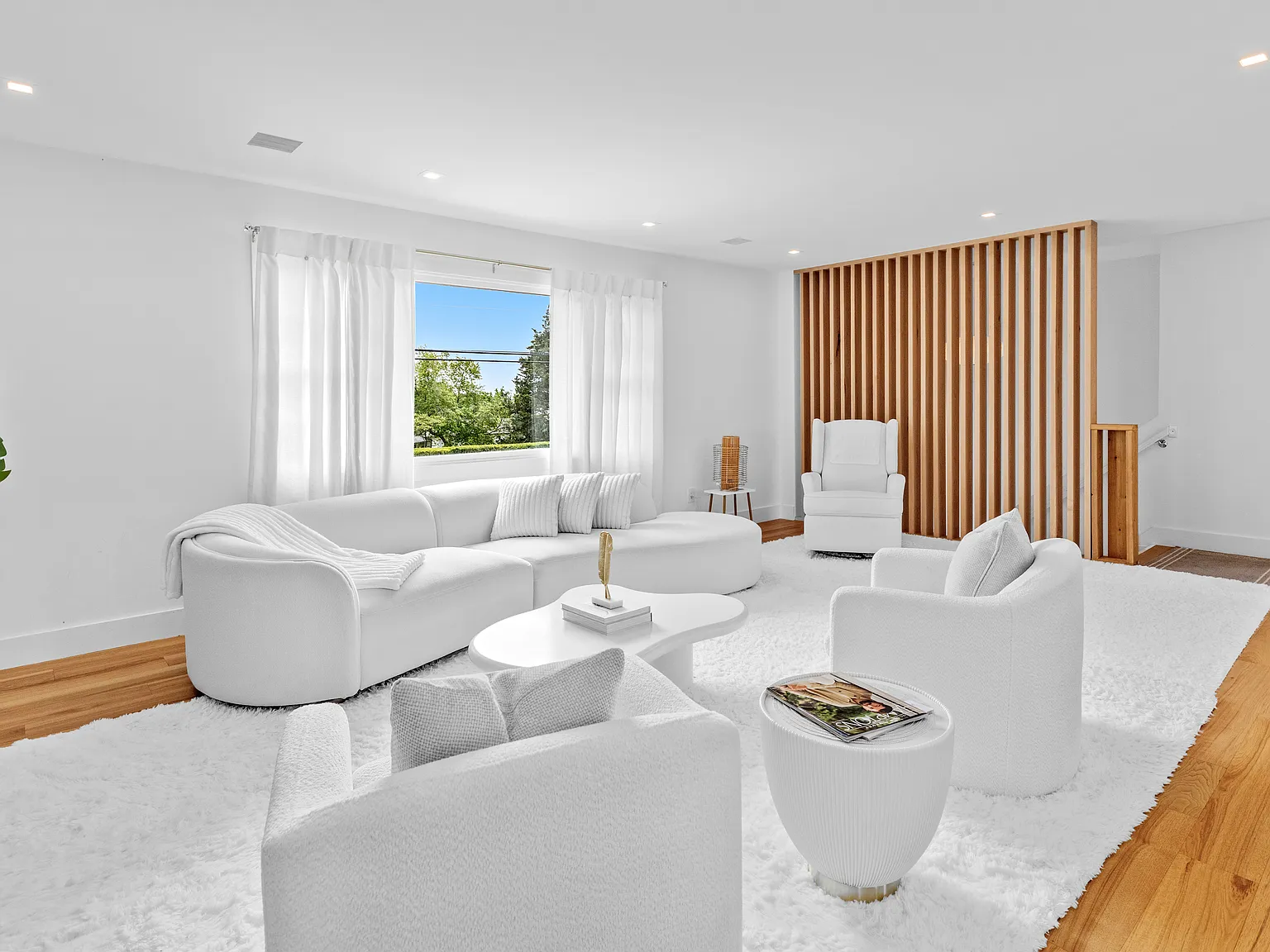 Beautiful Home Seconds Away from Pvt Bay Beach — Photo 3