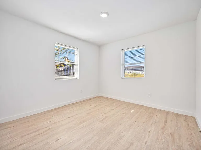 6811 Del Rio St #9 — Photo 8