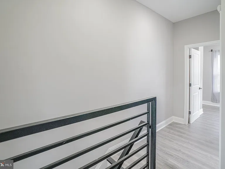 1535 W Seltzer St — Photo 22