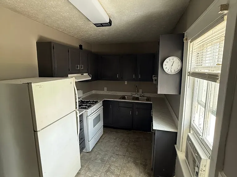 1408 Virginia St E — Photo 3