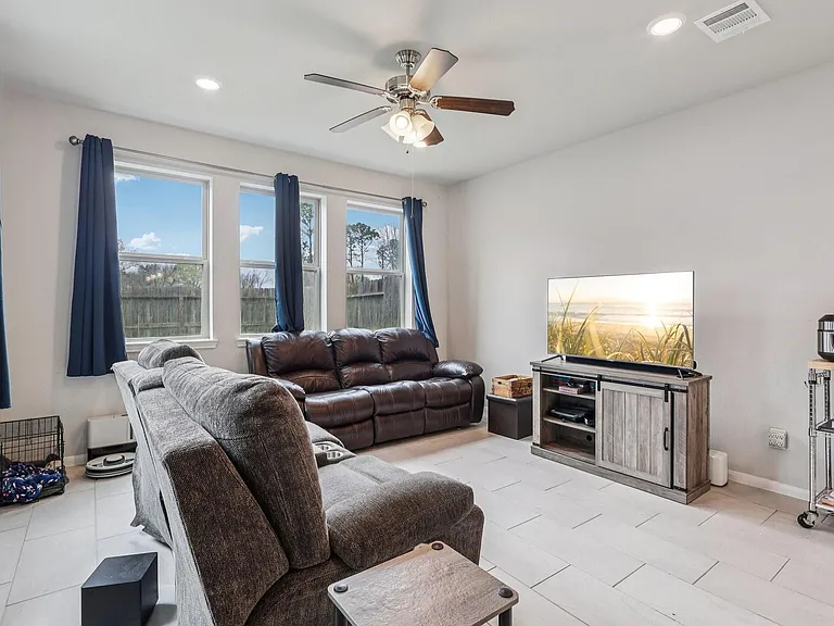 7333 Hinsdale Dr — Photo 9