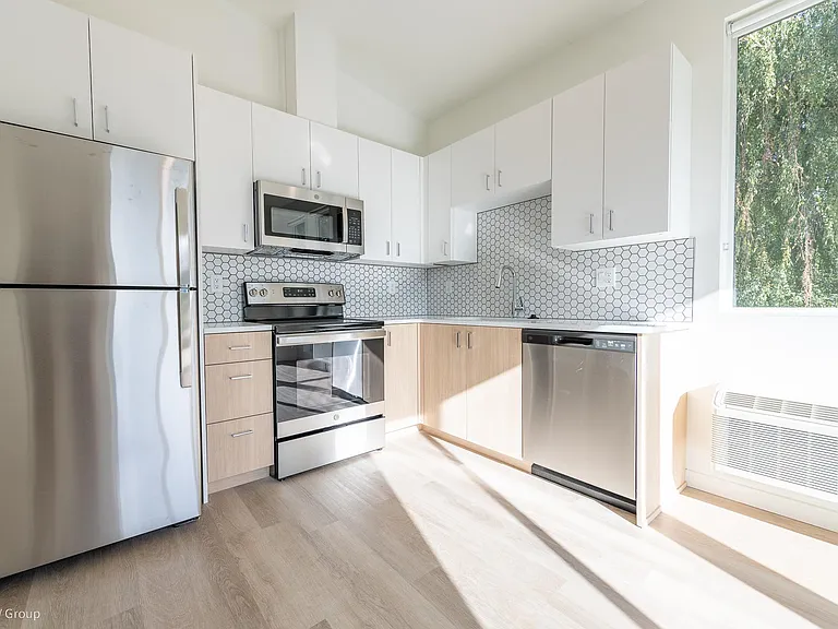 8770 N Willamette Blvd — Photo 3