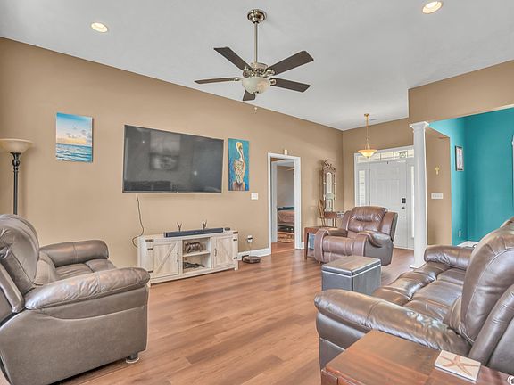 5th image of 222 MacArthur Dr.