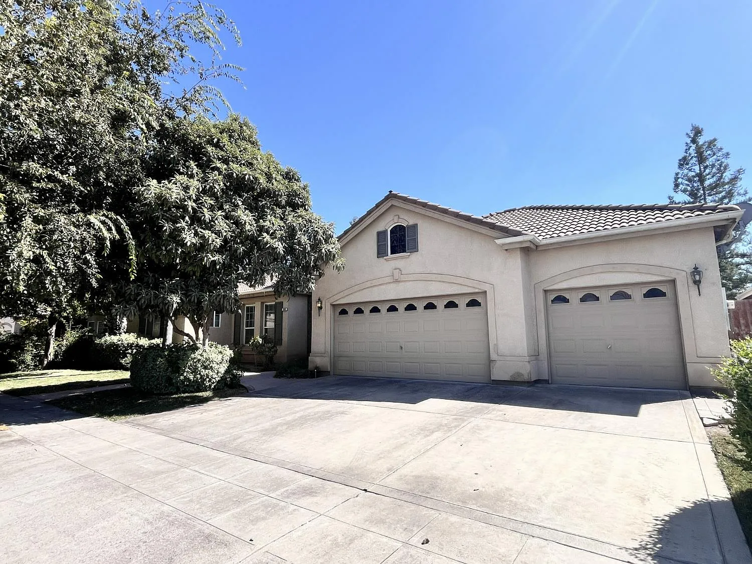 4 bed, 3769 sqft, $3,500 — Photo 2
