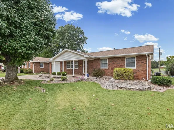 179 Red Bud Dr, Wood River, IL 62095