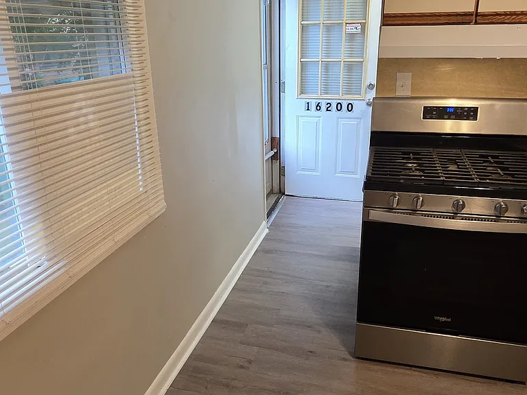 16200 Maplewood Ct — Photo 9