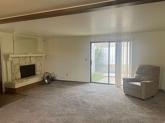 3rd image of 819 Castle Gate Cir