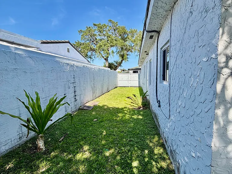 114 SW 57th Ct — Photo 28