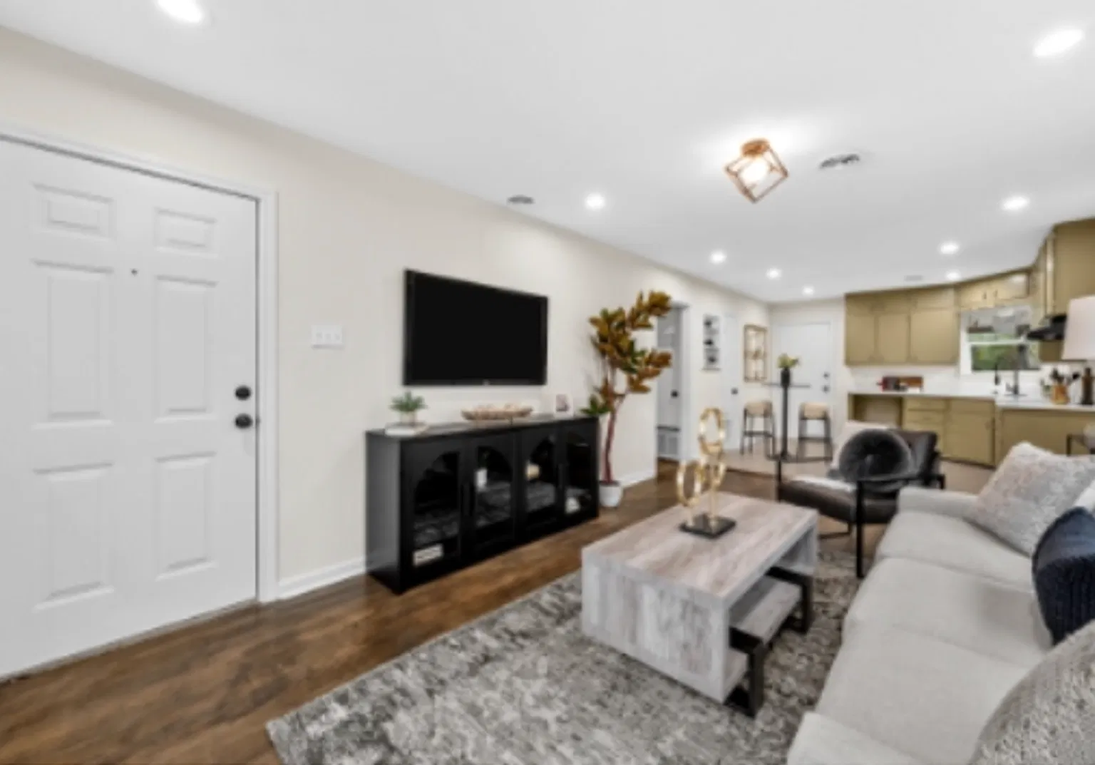Remodeled 3 Bed 1.5 Bath For Lease! — Photo 4