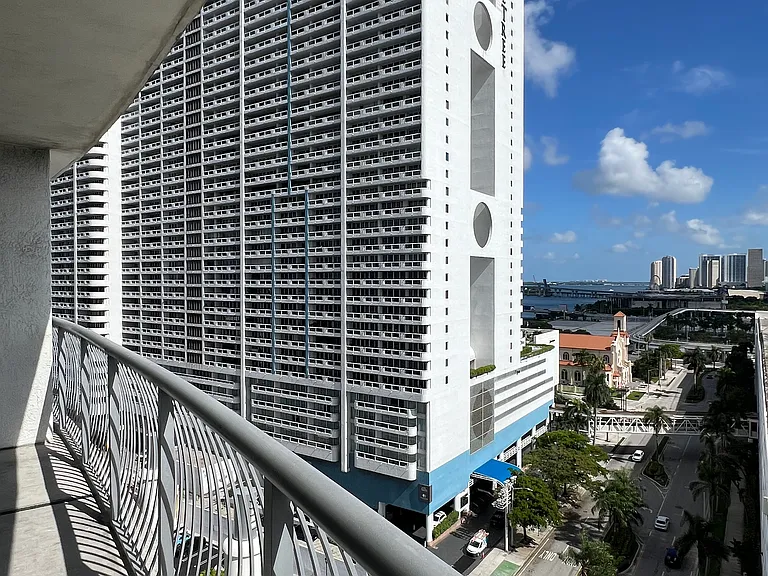 1750 N Bayshore Dr #0 — Photo 11