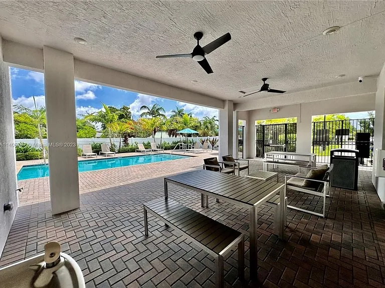 543 NW 17th St — Photo 40