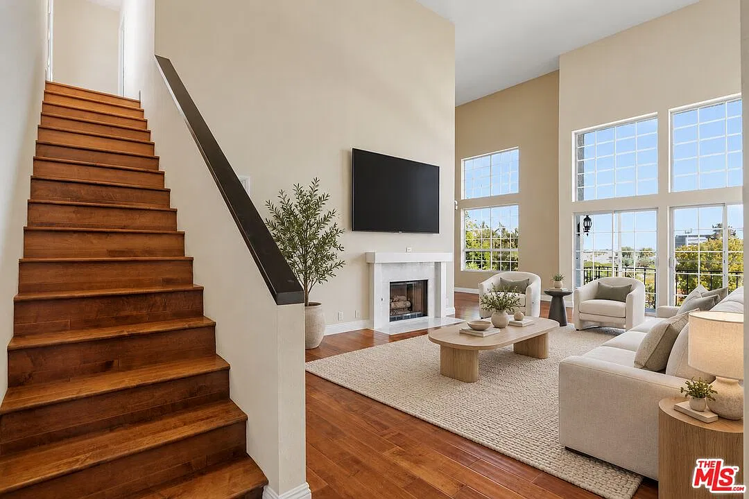 3 bed, 2.0 bath, 2424 sqft, $6,500 — Photo 3