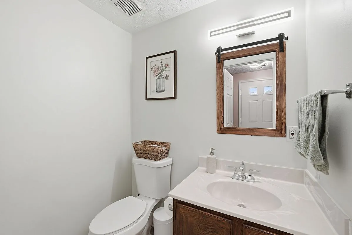 3 bed, 3.0 bath, 1820 sqft, $3,400 — Photo 3