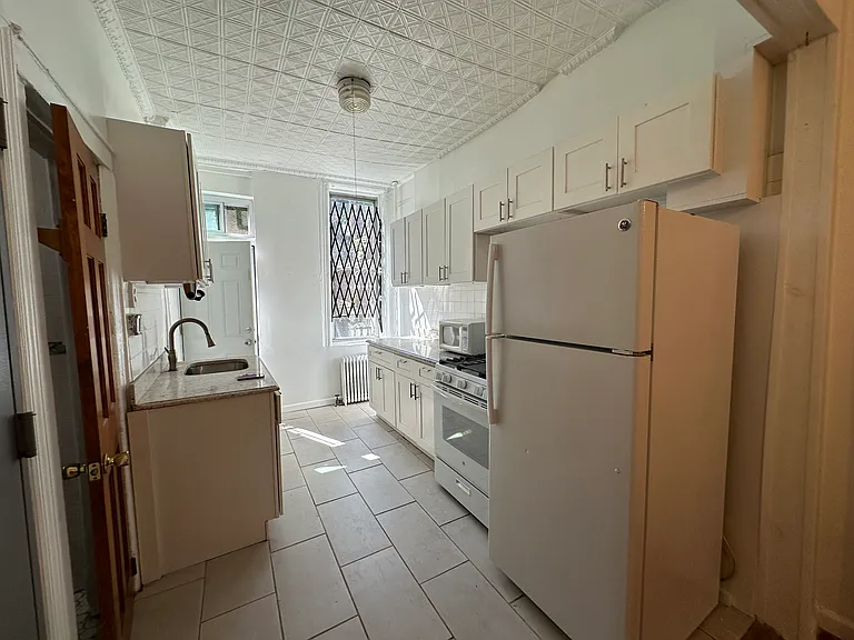 223 Van Brunt St #1R — Photo 2