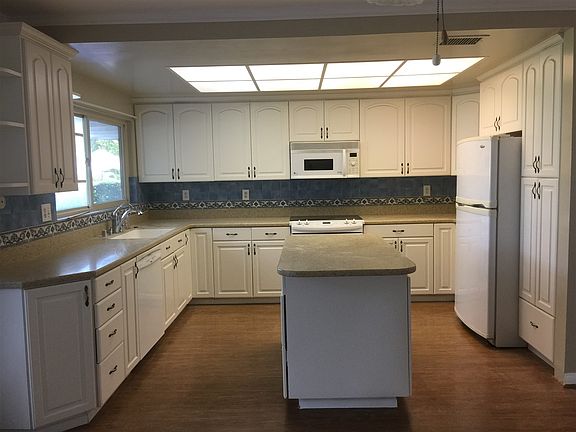 5th image of 1005 La Reina Dr