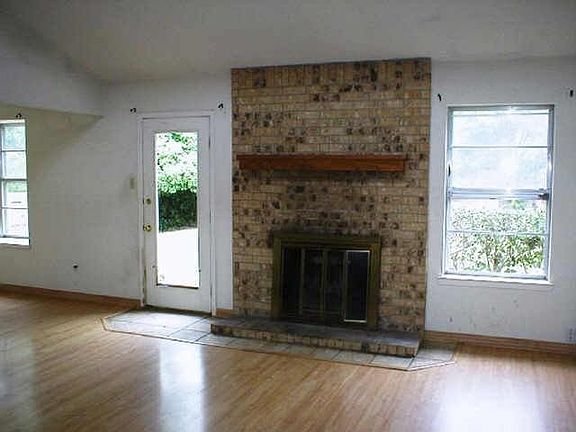 2nd image of 1016 Fox River Ln