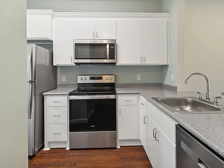 905 Olmstead Ave — Photo 13