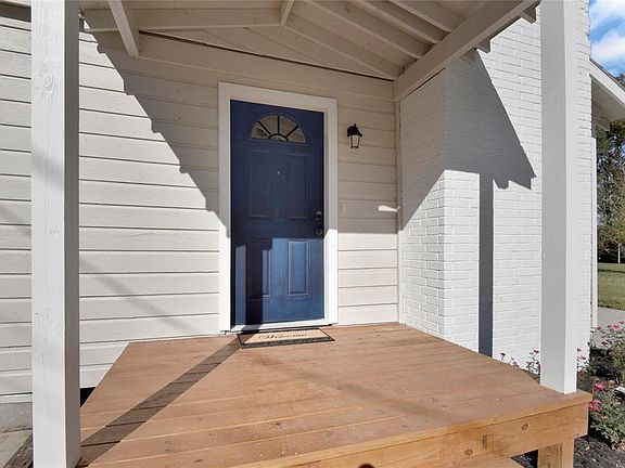 2nd image of 411 S Avenue E
