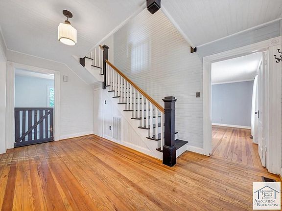 3rd image of 207 Woodlawn Hts